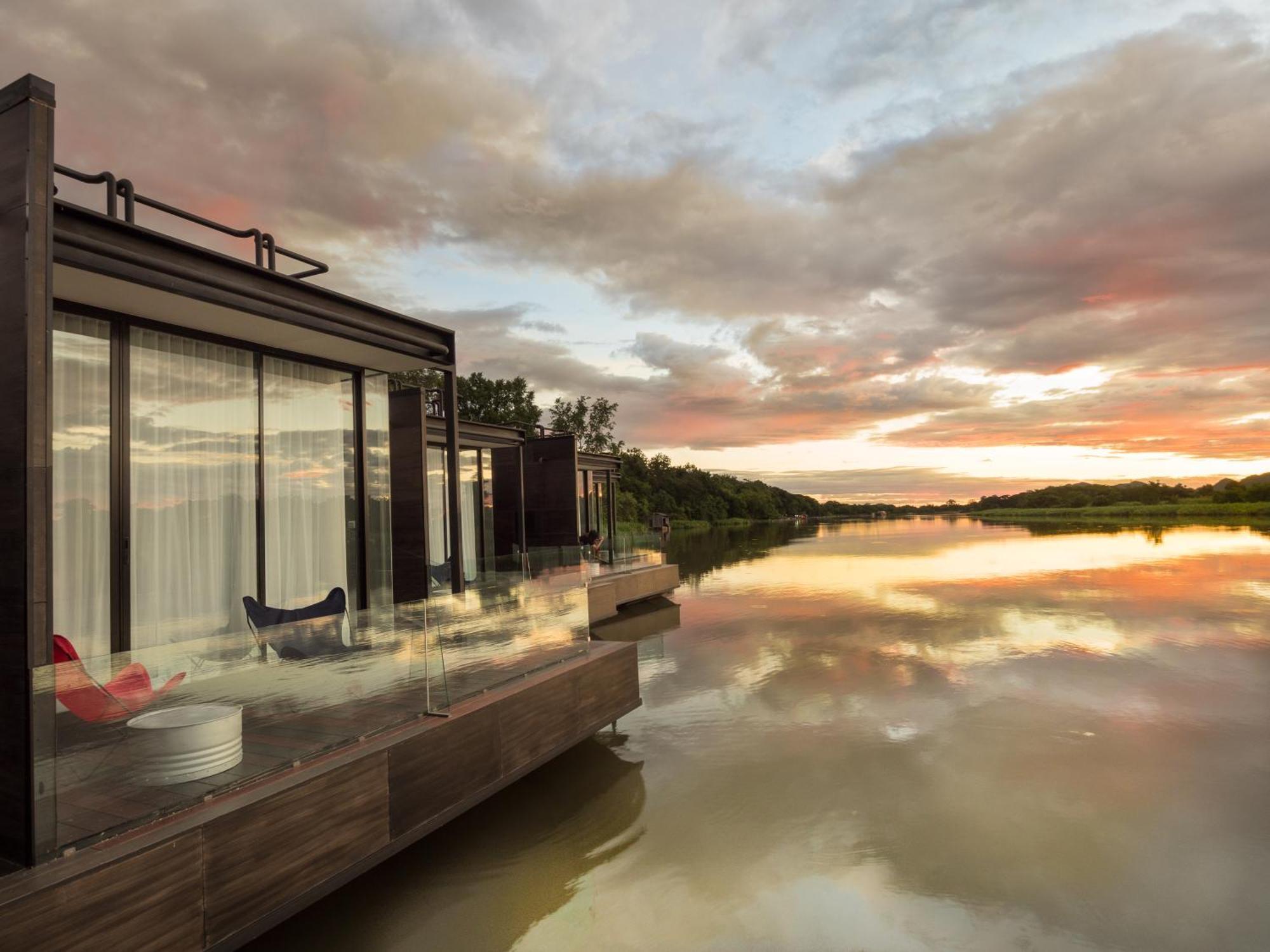 X Float Luxe Cabin